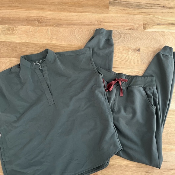 Small bonsai figs scrub top - Picture 1 of 2